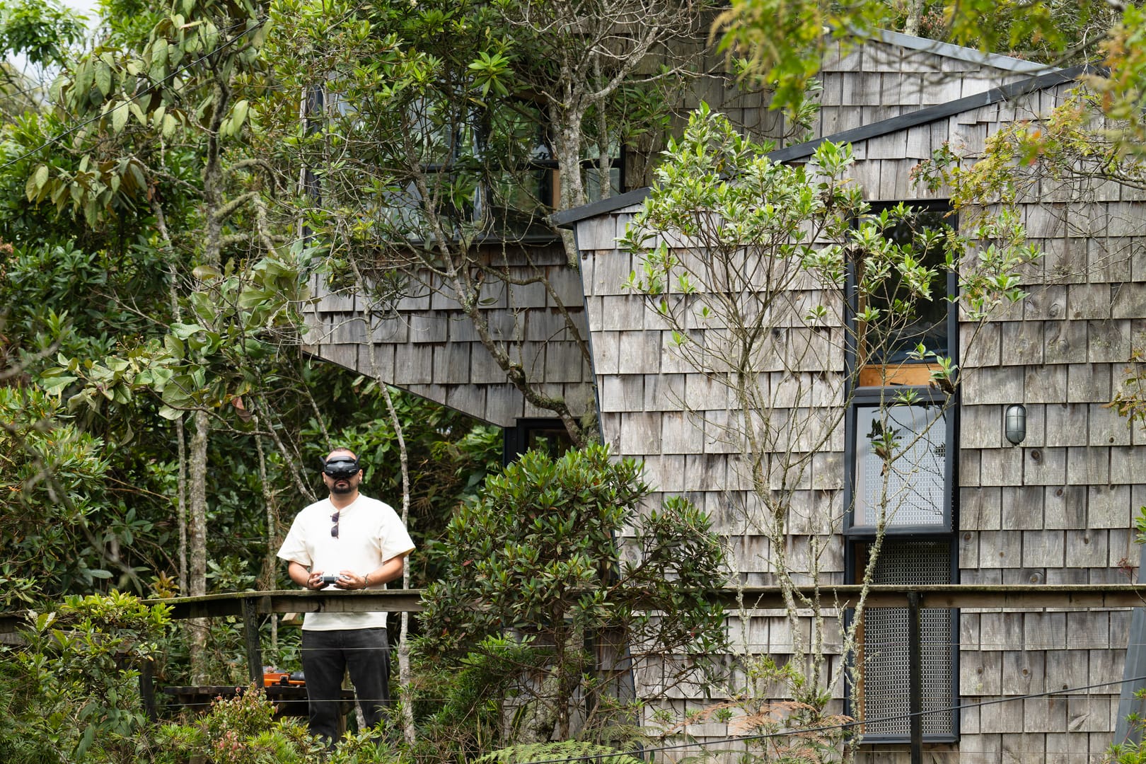 Jhon Toro frente a las cabañas de La Cordillera en medio del bosque