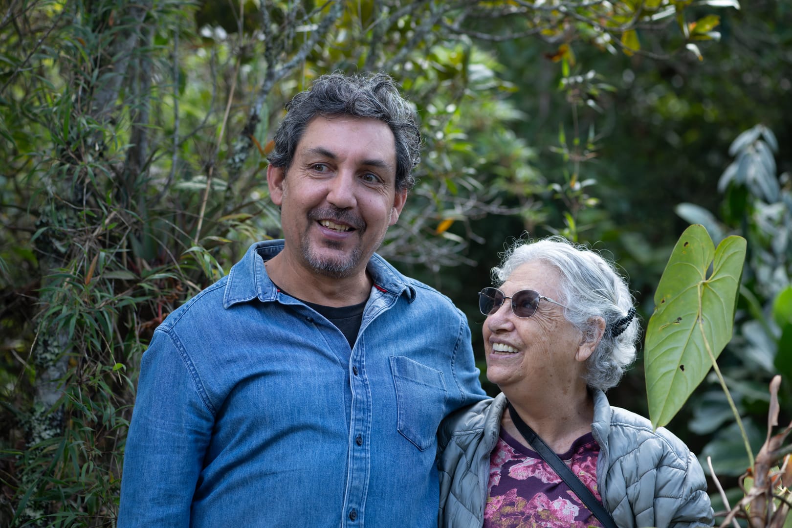 Samuel Suárez caminando por el sendero del santuario natural