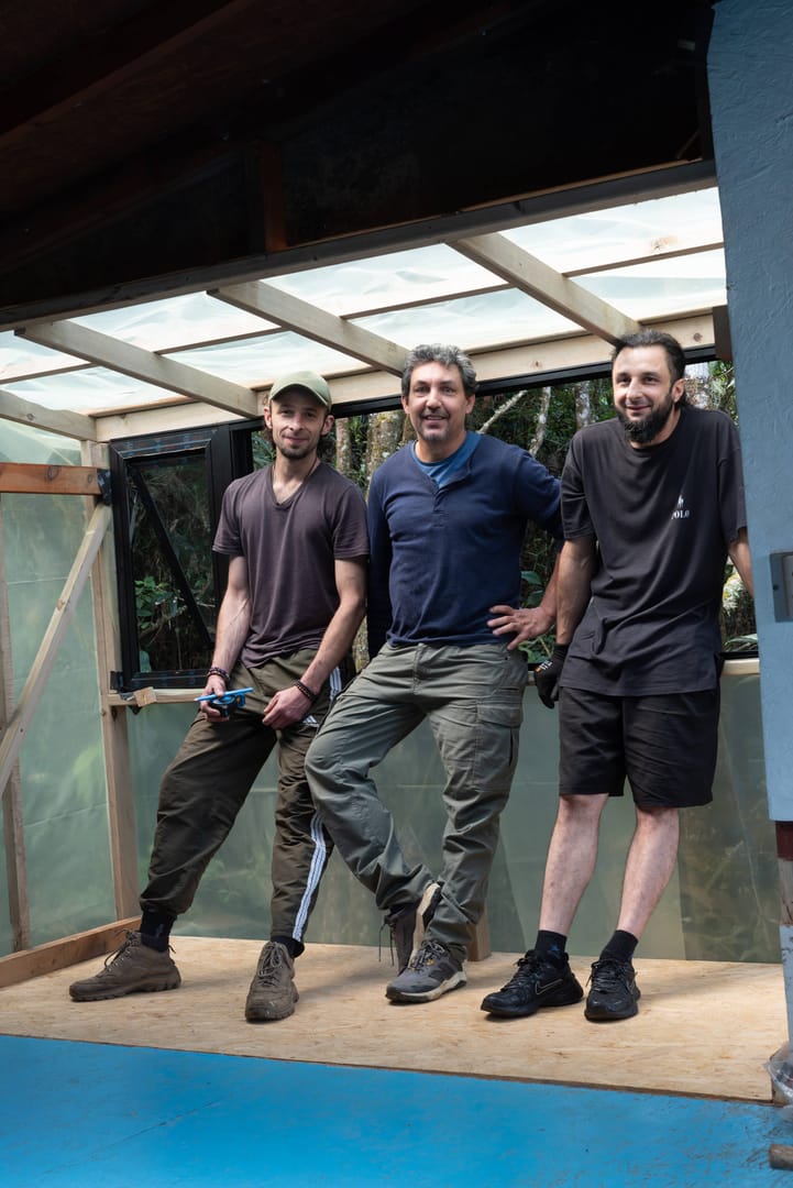 Equipo de reforma trabajando en la construcción de un nuevo refugio